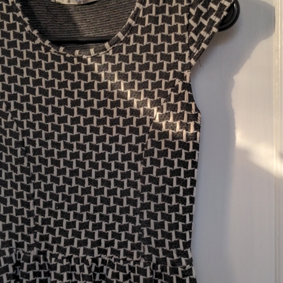 Patterned clinched flare dress - Picture 2 of 3